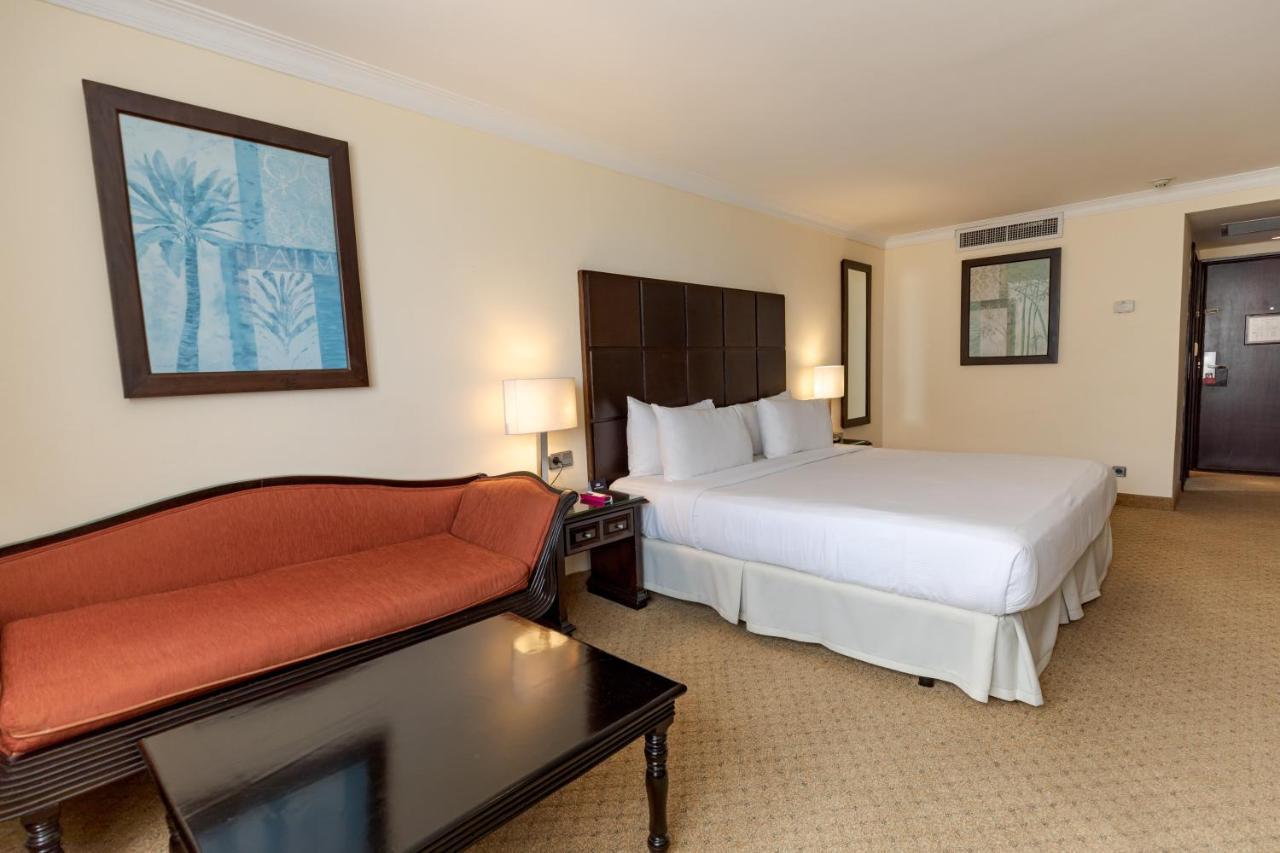 Dominican Fiesta Hotel Санто Доминго Екстериор снимка A room at the Hilton London Heathrow