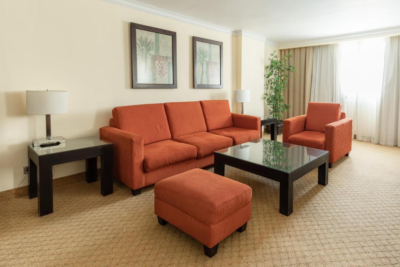 Dominican Fiesta Hotel Санто Доминго Екстериор снимка A living room
