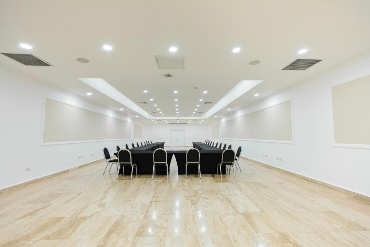 Dominican Fiesta Hotel Санто Доминго Екстериор снимка The interior of the conference room
