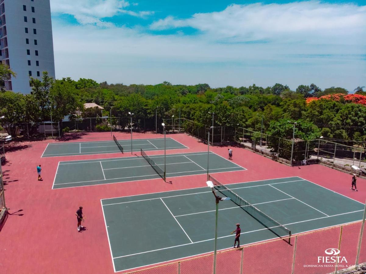 Dominican Fiesta Hotel Санто Доминго Екстериор снимка Tennis Courts